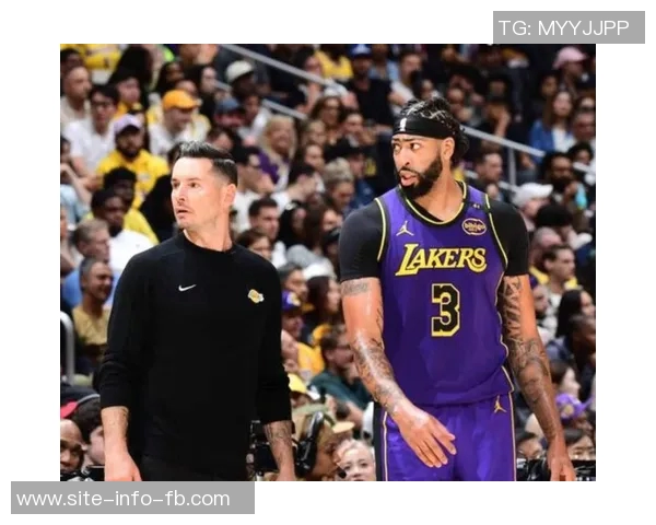 雷迪克质疑防守策略为何要在三分线外紧盯马克威廉姆斯