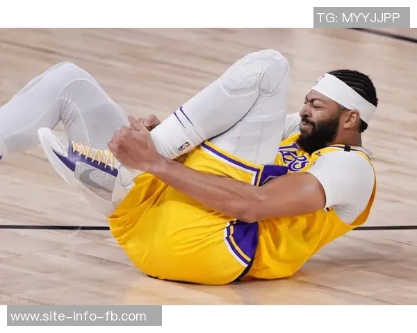 亚当斯在比赛中崴脚但表现稳定跑动无明显跛行状态良好